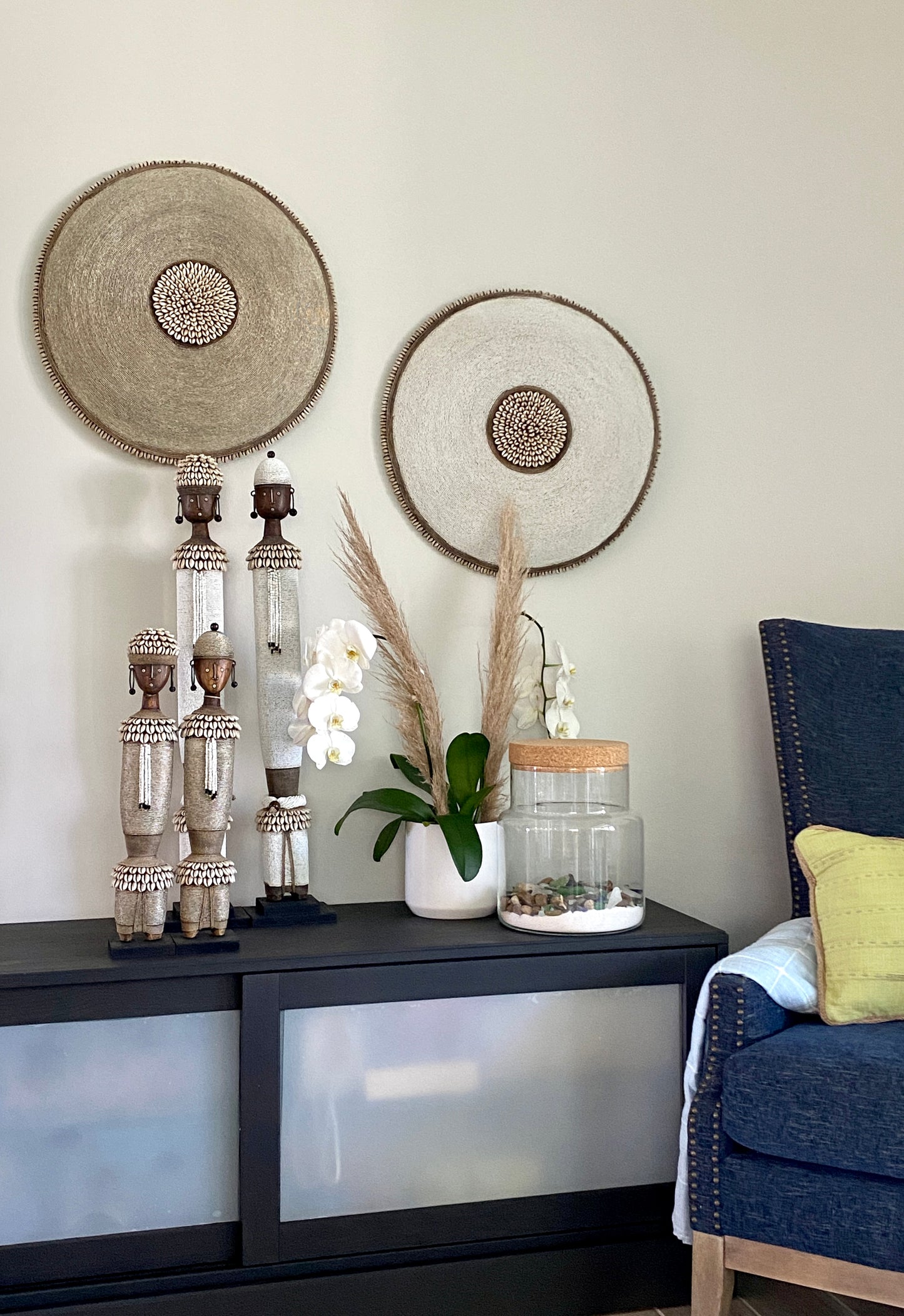 Decorative Beaded African Shield (16 in.) – Black & white SM40M18