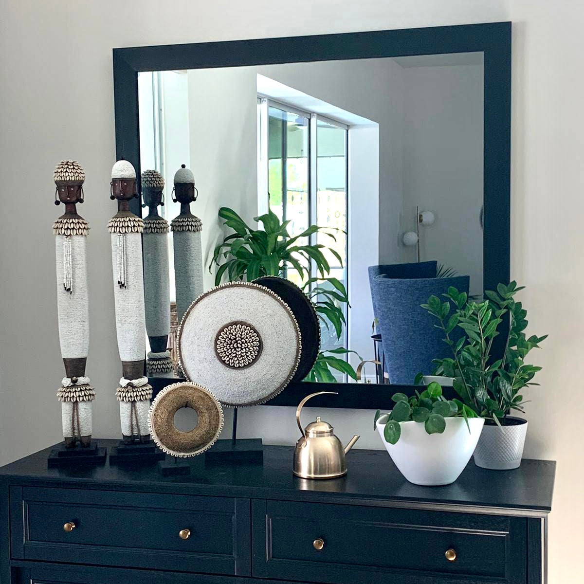 Decorative Beaded African Shield on Stand (18 in.) – White SP30W